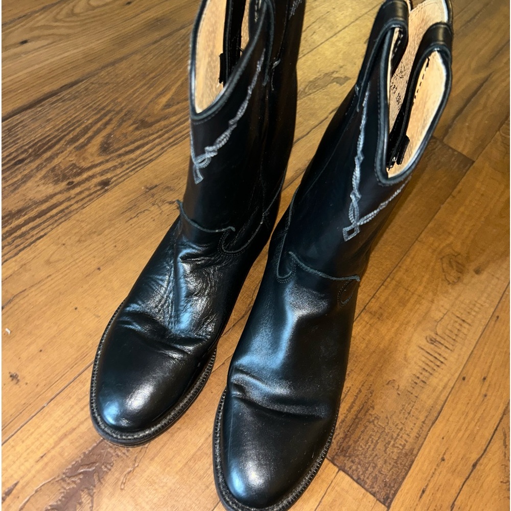 An understated classic, the Cora 10" tall Women's roper boot